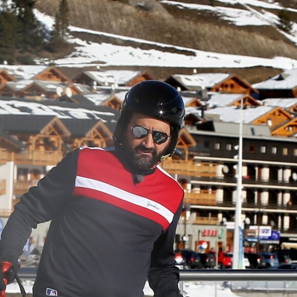 Exclusif - Cyril Hanouna - Les chroniqueurs de "Touche pas à mon poste" tournent "TPMP fait du ski" à Montgenèvre dans les Hautes-Alpes le 17 décembre 2016. Le tournage s'est déroulé du 16 au 19 décembre 2016. © Dominique Jacovides / Bestimage