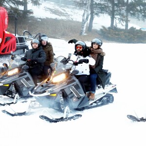 Exclusif - Moktar Guétari, Jean-Luc Lemoine, Cyril Hanouna, Valérie Benaïm, Jean-Michel Maire, Caroline Ithurbide - Les chroniqueurs de "Touche pas à mon poste" tournent "TPMP fait du ski" à Montgenèvre dans les Hautes-Alpes le 17 décembre 2016. Le tournage s'est déroulé du 16 au 19 décembre 2016. © Dominique Jacovides / Bestimage