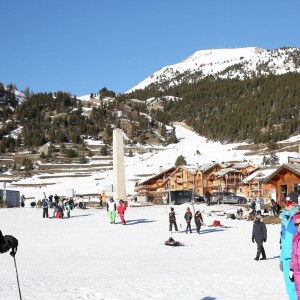 Exclusif - Cyril Hanouna, Gilles Verdez, Enora Malagré, Jean-Michel Maire, Isabelle Morini-Bosc, Capucine Anav, Jean-Luc Lemoine, Benjamin Castaldi - Les chroniqueurs de "Touche pas à mon poste" tournent "TPMP fait du ski" à Montgenèvre dans les Hautes-Alpes le 17 décembre 2016. Le tournage s'est déroulé du 16 au 19 décembre 2016. © Dominique Jacovides / Bestimage