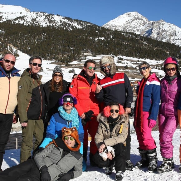 Exclusif - Cyril Hanouna entouré de ses chroniqueurs - Les chroniqueurs de "Touche pas à mon poste" tournent "TPMP fait du ski" à Montgenèvre dans les Hautes-Alpes le 17 décembre 2016. Le tournage s'est déroulé du 16 au 19 décembre 2016. © Dominique Jacovides / Bestimage
