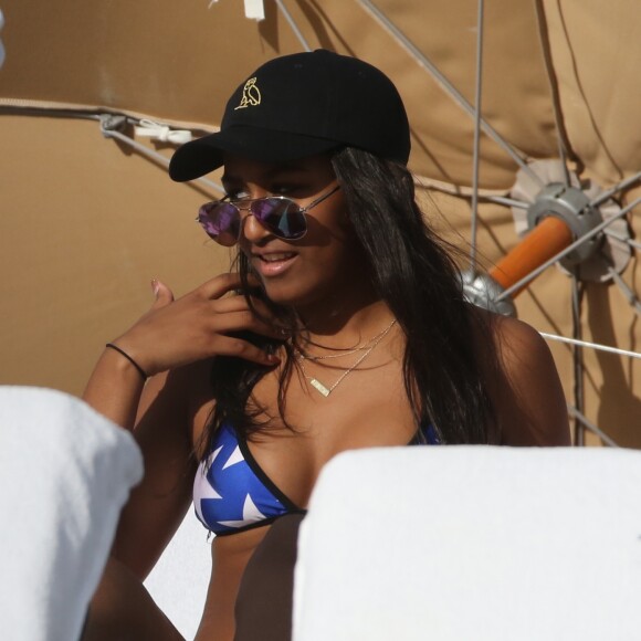 Exclusif - Sasha Obama, la fille du président Barack Obama, passe l'après-midi à la plage à Miami avec des amis, le 14 janvier 2017.
