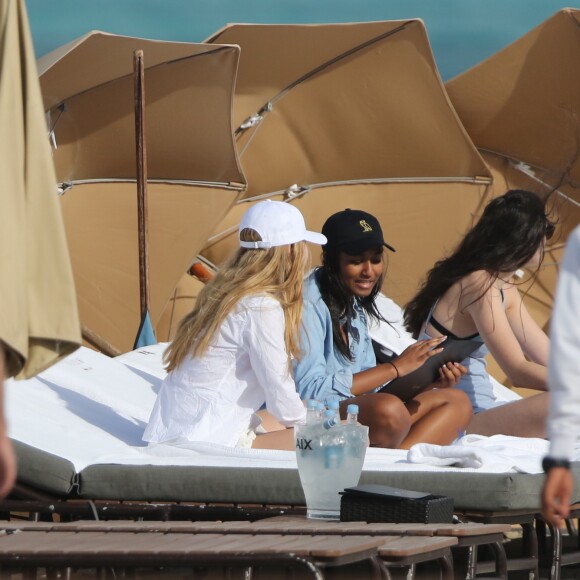 Exclusif - Sasha Obama, la fille du président Barack Obama, passe l'après-midi à la plage à Miami avec des amis, le 14 janvier 2017.