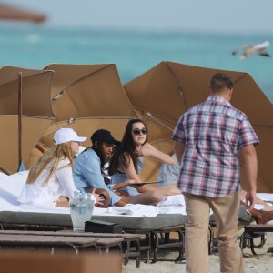 Exclusif - Sasha Obama, la fille du président Barack Obama, passe l'après-midi à la plage à Miami avec des amis, le 14 janvier 2017.