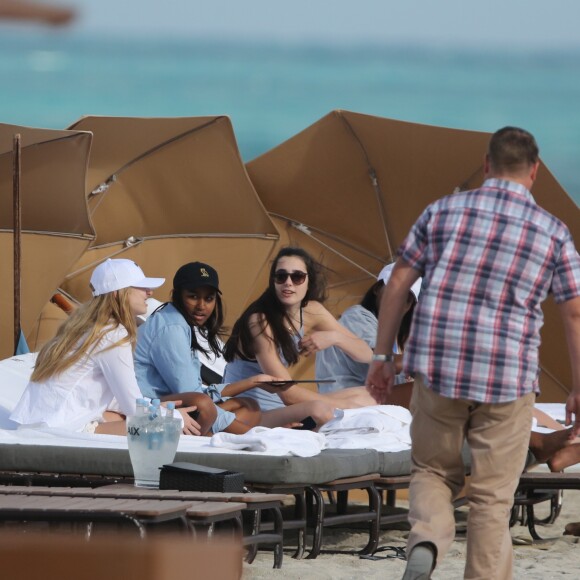 Exclusif - Sasha Obama, la fille du président Barack Obama, passe l'après-midi à la plage à Miami avec des amis, le 14 janvier 2017.