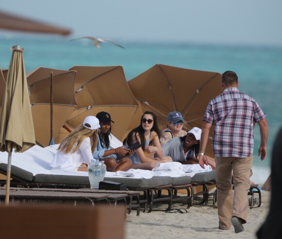 Exclusif - La jolie Sasha Obama, la fille du président Barack Obama, passe l'après-midi à la plage à Miami avec des amis, le 14 janvier 2017.