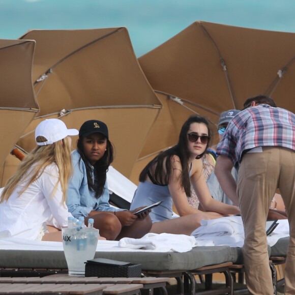 Exclusif - Sasha Obama, la fille du président Barack Obama, passe l'après-midi à la plage à Miami avec des amis, le 14 janvier 2017.