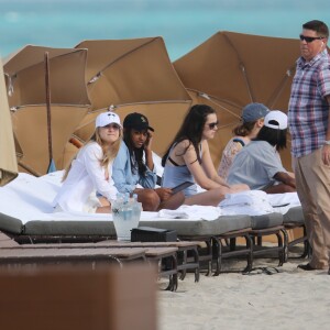 Exclusif - Sasha Obama, la fille du président Barack Obama, passe l'après-midi à la plage à Miami avec des amis, le 14 janvier 2017.