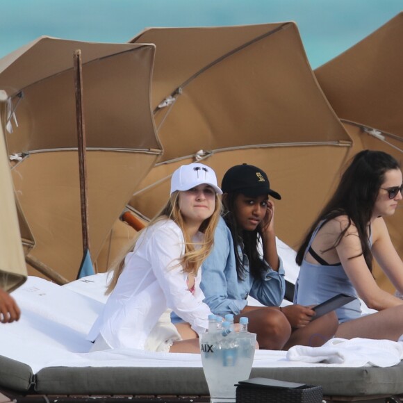 Exclusif - Sasha Obama, la fille du président Barack Obama, passe l'après-midi à la plage à Miami avec des amis, le 14 janvier 2017.