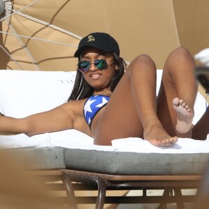 Exclusif - Sasha Obama, la fille du président Barack Obama, passe l'après-midi à la plage à Miami avec des amis, le 14 janvier 2017.