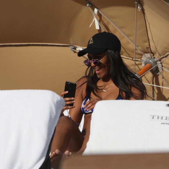Exclusif - Sasha Obama, la fille du président Barack Obama, passe l'après-midi à la plage à Miami avec des amis, le 14 janvier 2017.