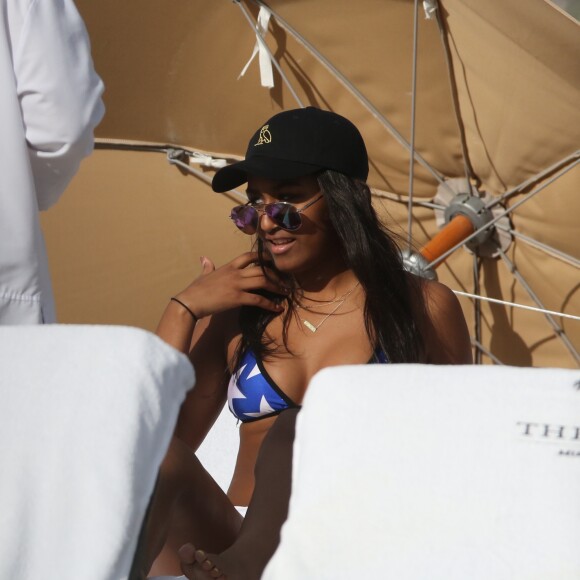 Exclusif - Sasha Obama, la fille du président Barack Obama, passe l'après-midi à la plage à Miami avec des amis, le 14 janvier 2017.
