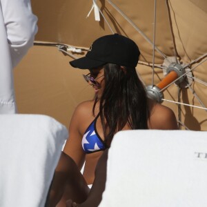 Exclusif - Sasha Obama, la fille du président Barack Obama, passe l'après-midi à la plage à Miami avec des amis, le 14 janvier 2017.