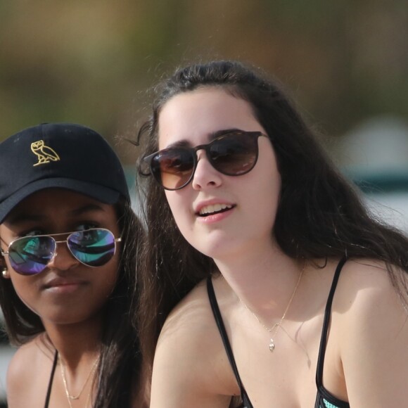 Exclusif - Sasha Obama, la fille du président Barack Obama, passe l'après-midi à la plage à Miami avec des amis, le 14 janvier 2017.
