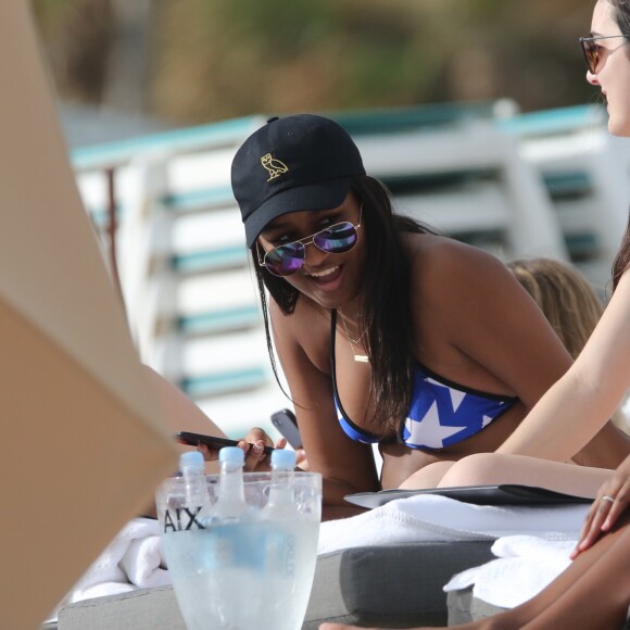 Exclusif - Sasha Obama, la fille du président Barack Obama, passe l'après-midi à la plage à Miami avec des amis, le 14 janvier 2017.