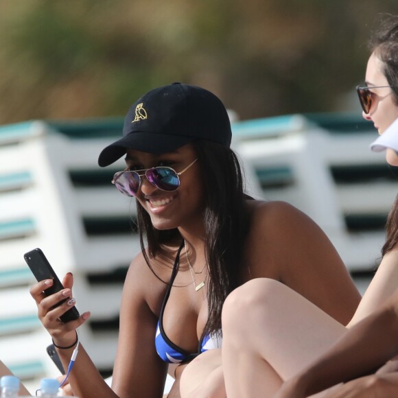 Exclusif - Sasha Obama, la fille du président Barack Obama, passe l'après-midi à la plage à Miami avec des amis, le 14 janvier 2017.