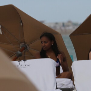 Exclusif - Sasha Obama, la fille du président Barack Obama, passe l'après-midi à la plage à Miami avec des amis, le 14 janvier 2017.