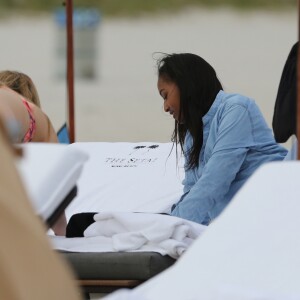 Exclusif - Sasha Obama, la fille du président Barack Obama, passe l'après-midi à la plage à Miami avec des amis, le 14 janvier 2017.
