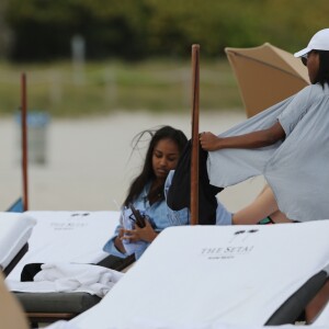 Exclusif - Sasha Obama, la fille du président Barack Obama, passe l'après-midi à la plage à Miami avec des amis, le 14 janvier 2017.