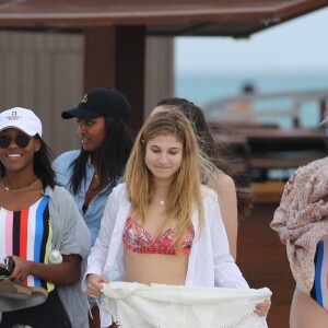 Exclusif - Sasha Obama, la fille du président Barack Obama, passe l'après-midi à la plage à Miami avec des amis, le 14 janvier 2017.
