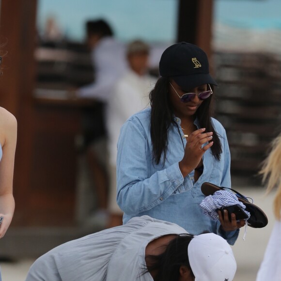 Exclusif - Sasha Obama, la fille du président Barack Obama, passe l'après-midi à la plage à Miami avec des amis, le 14 janvier 2017.
