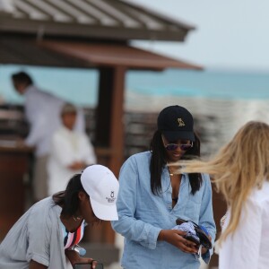 Exclusif - Sasha Obama, la fille du président Barack Obama, passe l'après-midi à la plage à Miami avec des amis, le 14 janvier 2017.