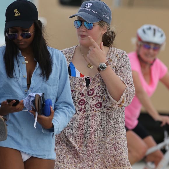 Exclusif - Sasha Obama, la fille du président Barack Obama, passe l'après-midi à la plage à Miami avec des amis, le 14 janvier 2017.