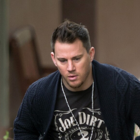 Exclusif - Channing Tatum et sa femme Jenna Dewan se promènent avec leur fille Everly à Los Angeles, le 10 janvier 2017. Channing porte un t-shirt "Joe Dirt, Beautiful loser". - Merci de flouter le visage des enfants avant publication -10/01/2017 - Los Angeles