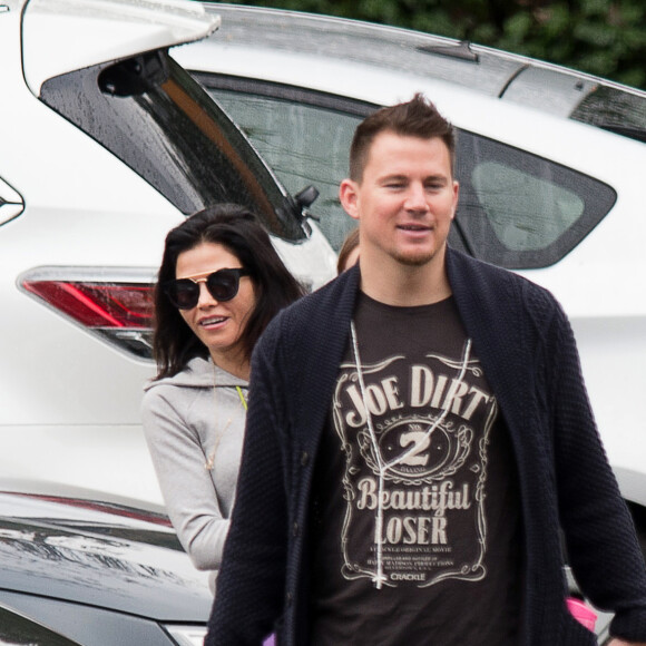 Exclusif - Channing Tatum et sa femme Jenna Dewan se promènent avec leur fille Everly à Los Angeles, le 10 janvier 2017. Channing porte un t-shirt "Joe Dirt, Beautiful loser". - Merci de flouter le visage des enfants avant publication -10/01/2017 - Los Angeles