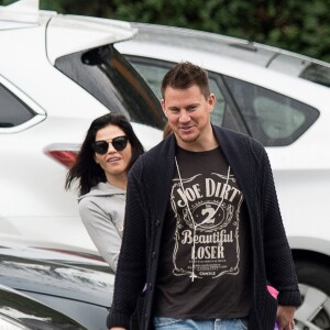 Exclusif - Channing Tatum et sa femme Jenna Dewan se promènent avec leur fille Everly à Los Angeles, le 10 janvier 2017. Channing porte un t-shirt "Joe Dirt, Beautiful loser". - Merci de flouter le visage des enfants avant publication -10/01/2017 - Los Angeles