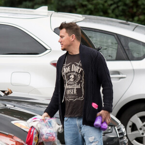 Exclusif - Channing Tatum et sa femme Jenna Dewan se promènent avec leur fille Everly à Los Angeles, le 10 janvier 2017. Channing porte un t-shirt "Joe Dirt, Beautiful loser". - Merci de flouter le visage des enfants avant publication -10/01/2017 - Los Angeles