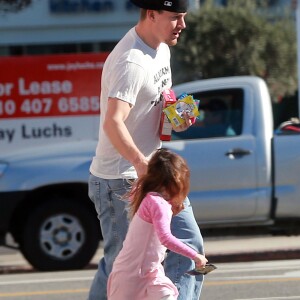 Exclusif - No Web - Merci de flouter le visage des enfants avant publication - Jenna Dewan Tatum avec son mari Channing Tatum et leur fille Everly se rendent à la pharmacie à Studio City le 14 janvier 2017  Jenna Dewan Tatum and Channing Tatum and their daughter Everly Tatum visit a CVS pharmacy in Studio City, on California on January 14, 2016. Everly and her Dad carried some little toys to the car after the shopping trip!14/01/2017 - Studio City