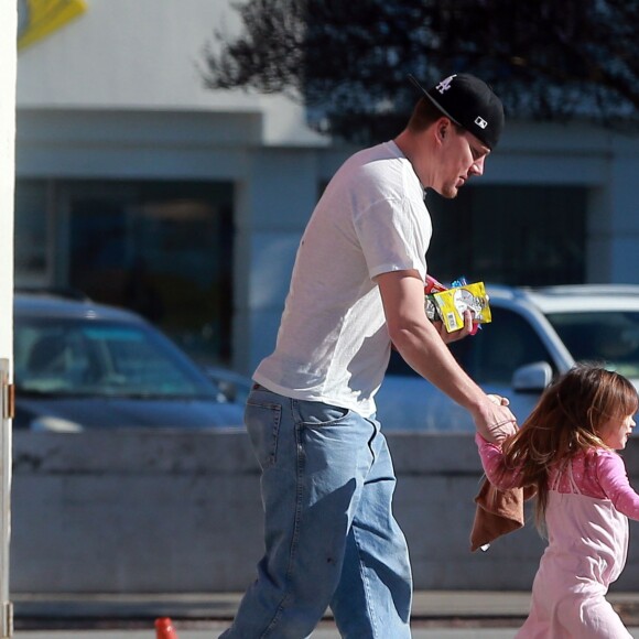 Exclusif - No Web - Merci de flouter le visage des enfants avant publication - Jenna Dewan Tatum avec son mari Channing Tatum et leur fille Everly se rendent à la pharmacie à Studio City le 14 janvier 2017  Jenna Dewan Tatum and Channing Tatum and their daughter Everly Tatum visit a CVS pharmacy in Studio City, on California on January 14, 2016. Everly and her Dad carried some little toys to the car after the shopping trip!14/01/2017 - Studio City