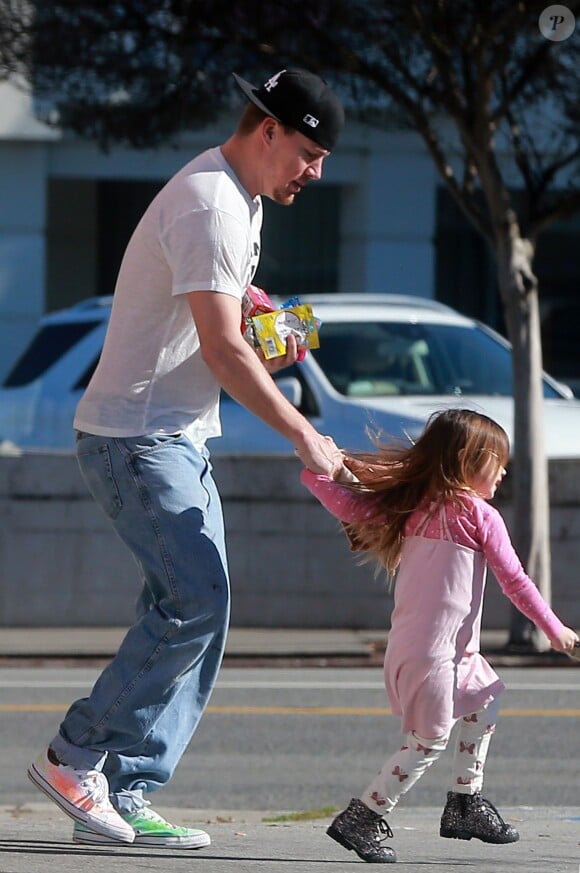 Exclusif - No Web - Merci de flouter le visage des enfants avant publication - Jenna Dewan Tatum avec son mari Channing Tatum et leur fille Everly se rendent à la pharmacie à Studio City le 14 janvier 2017  Jenna Dewan Tatum and Channing Tatum and their daughter Everly Tatum visit a CVS pharmacy in Studio City, on California on January 14, 2016. Everly and her Dad carried some little toys to the car after the shopping trip!14/01/2017 - Studio City