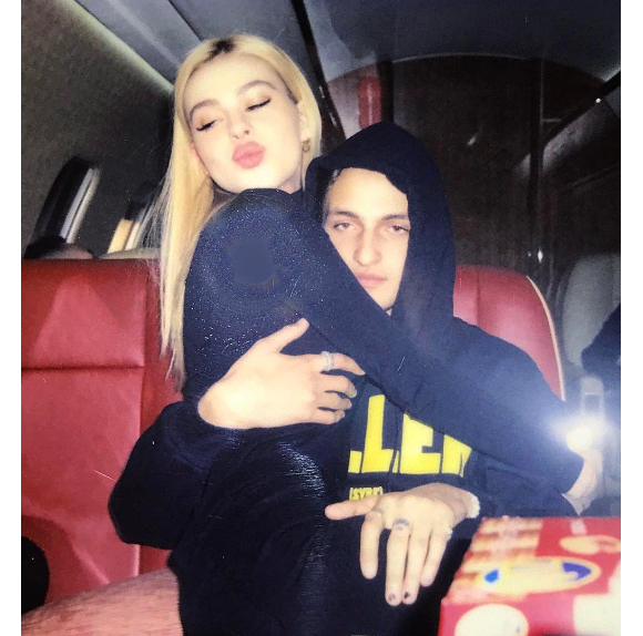 Nicola Peltz pose avec son chéri Anwar Hadid. Photo publiée sur Instagram le 22 janvier 2017