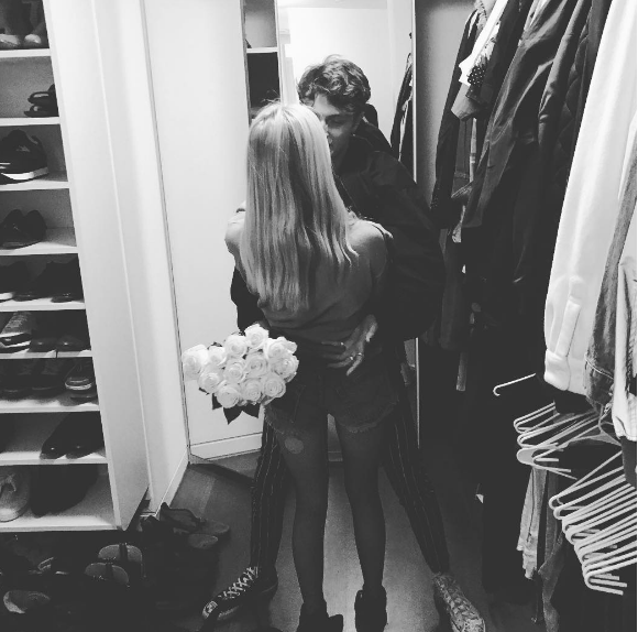 Anwar Hadid officialise avec sa chérie Nicola Peltz sur Instagram, le 22 janvier 2017