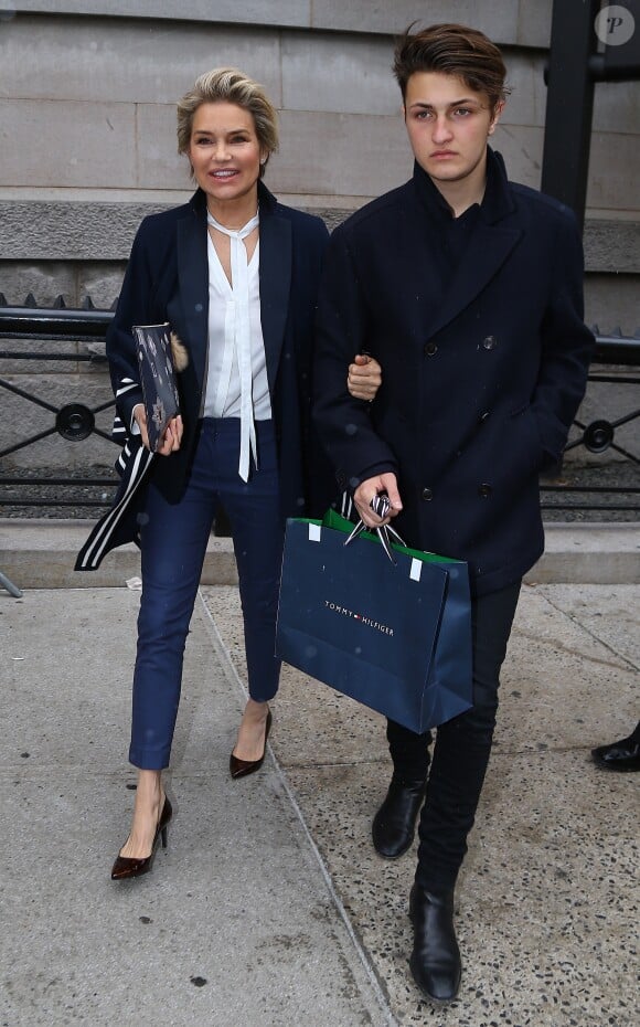 Yolanda Foster et son fils Anwar Hadid  à la sortie du défilé Tommy Hilfiger pendant la fashion week de New York le 15 février 2016.