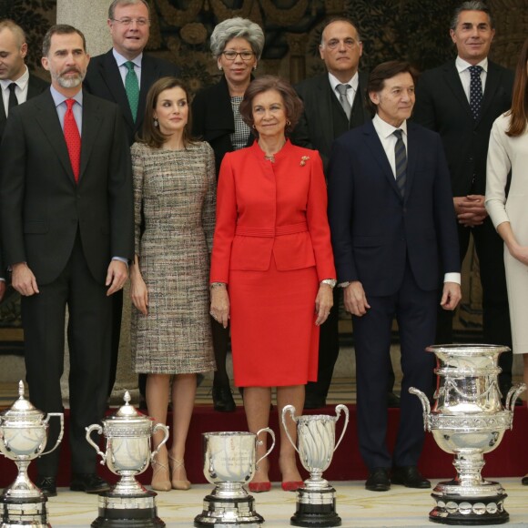 Le roi Felipe VI et la reine Letizia d'Espagne, en présence du roi Juan Carlos Ier et de la reine Sofia, présidaient le 23 janvier 2017 au palais du Pardo à Madrid à la cérémonie de remise des Prix nationaux du sport pour l'année 2015.