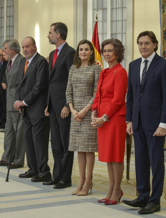 Le roi Felipe VI et la reine Letizia d'Espagne, en présence du roi Juan Carlos Ier et de la reine Sofia, superbe en rouge, présidaient le 23 janvier 2017 au palais du Pardo à Madrid à la cérémonie de remise des Prix nationaux du sport pour l'année 2015.