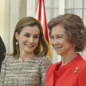 Letizia et Sofia, élégance et complicité à tous les coups... Le roi Felipe VI et la reine Letizia d'Espagne, en présence du roi Juan Carlos Ier et de la reine Sofia, présidaient le 23 janvier 2017 au palais du Pardo à Madrid à la cérémonie de remise des Prix nationaux du sport pour l'année 2015.