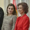 Letizia et Sofia, élégantes et complices comme à chaque fois qu'elles sont associées. Le roi Felipe VI et la reine Letizia d'Espagne, en présence du roi Juan Carlos Ier et de la reine Sofia, présidaient le 23 janvier 2017 au palais du Pardo à Madrid à la cérémonie de remise des Prix nationaux du sport pour l'année 2015.