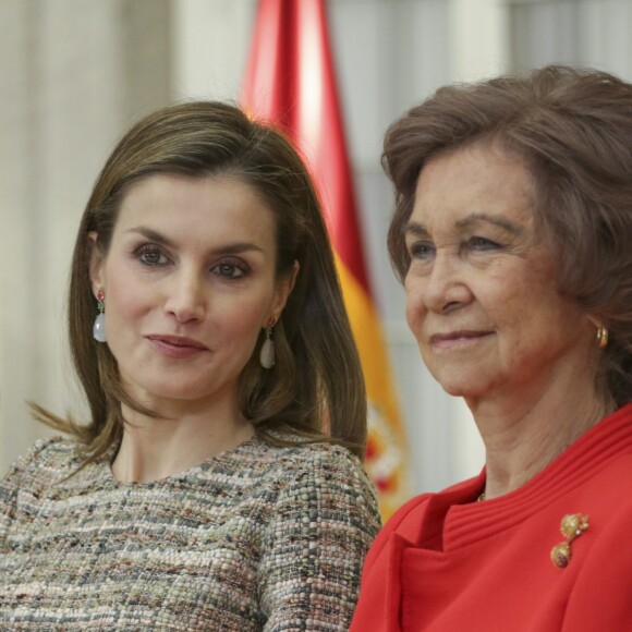 Letizia et Sofia, élégantes et complices comme à chaque fois qu'elles sont associées. Le roi Felipe VI et la reine Letizia d'Espagne, en présence du roi Juan Carlos Ier et de la reine Sofia, présidaient le 23 janvier 2017 au palais du Pardo à Madrid à la cérémonie de remise des Prix nationaux du sport pour l'année 2015.