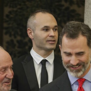 Le roi Felipe VI d'Espagne et son père le roi Juan Carlos Ier le 23 janvier 2017 au palais du Pardo à Madrid lors de la cérémonie de remise des Prix nationaux du sport pour l'année 2015.