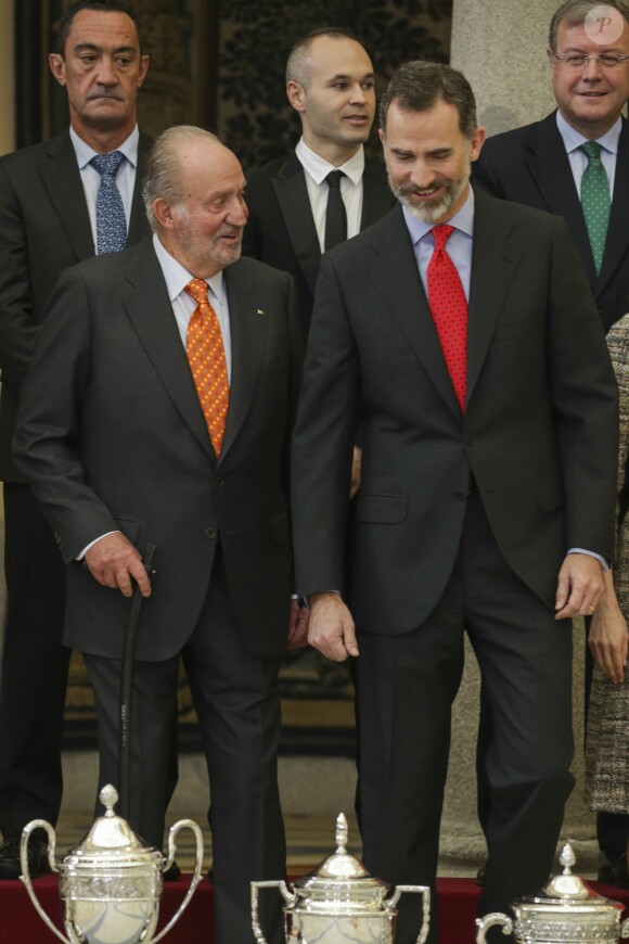 Le roi Felipe VI d'Espagne et son père le roi Juan Carlos Ier le 23 janvier 2017 au palais du Pardo à Madrid lors de la cérémonie de remise des Prix nationaux du sport pour l'année 2015.