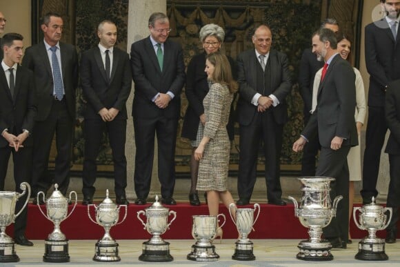 Le roi Felipe VI et la reine Letizia d'Espagne, en présence du roi Juan Carlos Ier et de la reine Sofia, présidaient le 23 janvier 2017 au palais du Pardo à Madrid à la cérémonie de remise des Prix nationaux du sport pour l'année 2015.