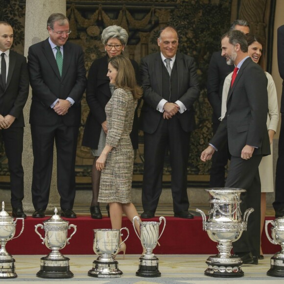 Le roi Felipe VI et la reine Letizia d'Espagne, en présence du roi Juan Carlos Ier et de la reine Sofia, présidaient le 23 janvier 2017 au palais du Pardo à Madrid à la cérémonie de remise des Prix nationaux du sport pour l'année 2015.