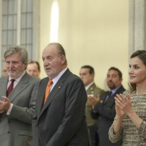 Le roi Felipe VI (qui félicite ici le père du patineur Javier Fernandez, Antonio) et la reine Letizia d'Espagne, en présence du roi Juan Carlos Ier et de la reine Sofia, présidaient le 23 janvier 2017 au palais du Pardo à Madrid à la cérémonie de remise des Prix nationaux du sport pour l'année 2015.