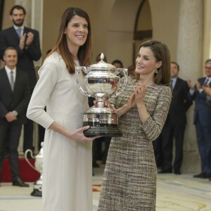 La reine Letizia d'Espagne a remis à la championne olympique de saut en hauteur Ruth Beitia le prix à son nom lors de la cérémonie de remise des Prix nationaux du sport à Madrid, le 23 janvier 2017.