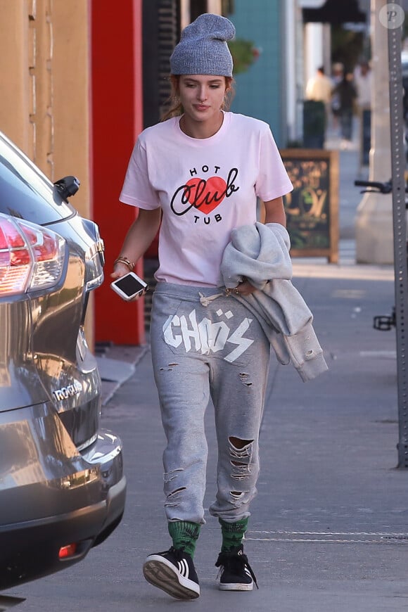 Exclusif - Bella Thorne fait un stop dans centre de bronzage à Los Angeles, Californie, Etats-Unis, le 27 décembre 2016.