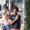 Bella Thorne et son petit ami Tyler Posey se baladent en amoureux dans les rues de Studio City. Le couple est ensuite allé déjeuner au Jinky's Cafe. Le 2 octobre 2016 © CPA/Bestimage