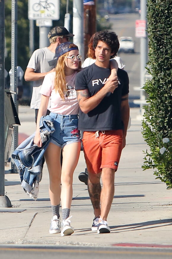 Bella Thorne et son petit ami Tyler Posey se baladent en amoureux dans les rues de Studio City. Le couple est ensuite allé déjeuner au Jinky's Cafe. Le 2 octobre 2016 © CPA/Bestimage
